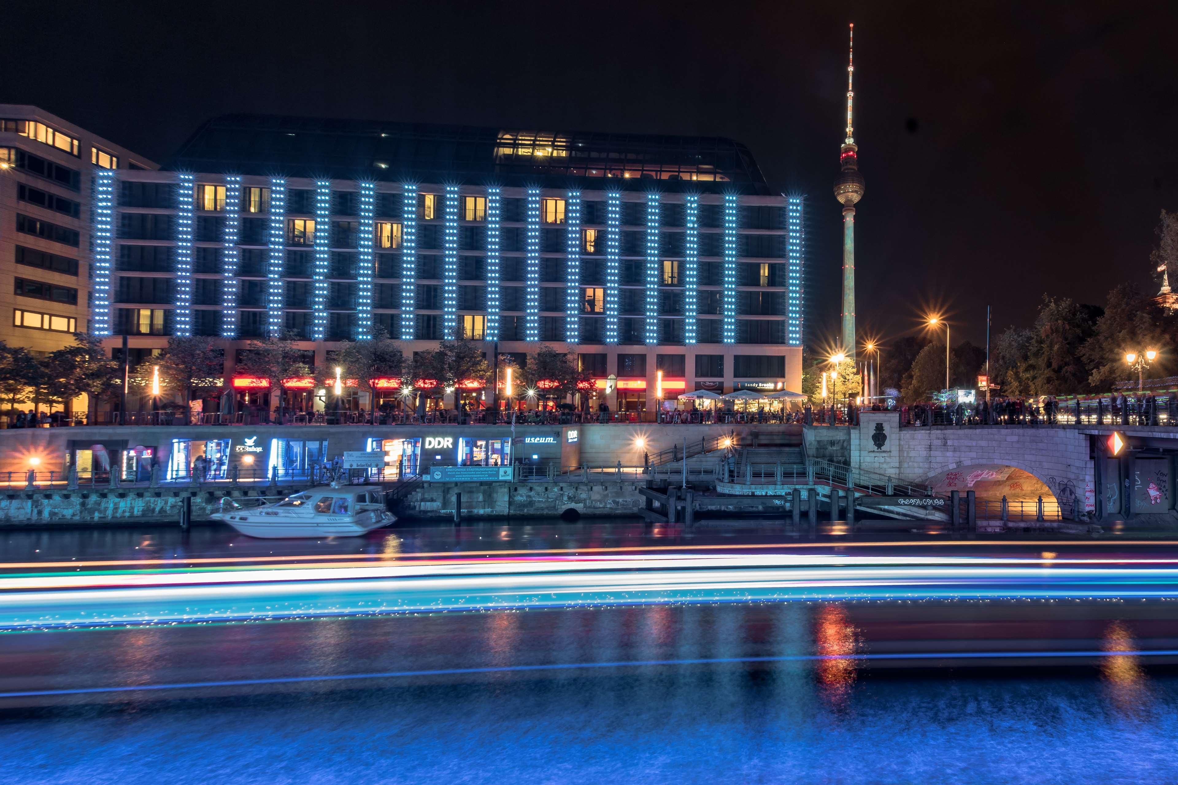 Radisson Collection Hotel, Βερολίνο Εξωτερικό φωτογραφία The hotel at night
