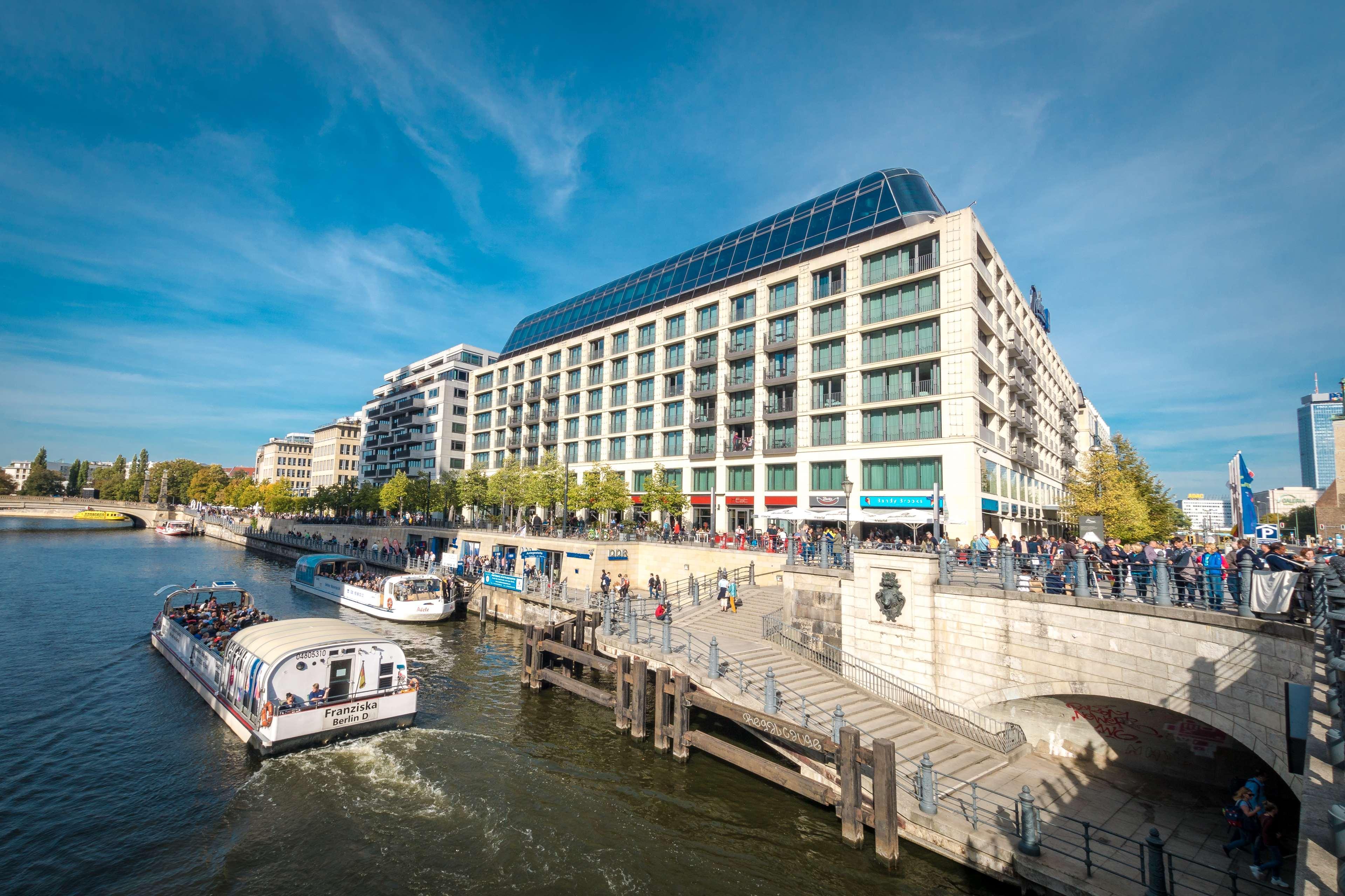 Radisson Collection Hotel, Βερολίνο Εξωτερικό φωτογραφία The River Thames at the heart of the town